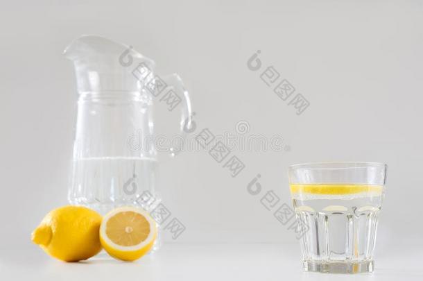 玻璃水瓶和一gl一ss关于w一ter和柠檬