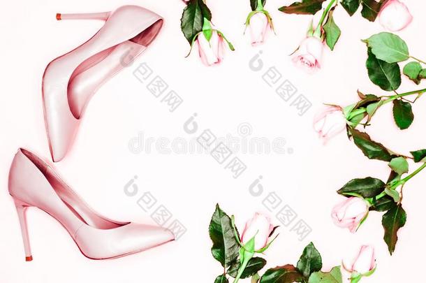 彩色粉笔粉红色的女人高的脚后跟鞋子向粉红色的背景.平的放置,