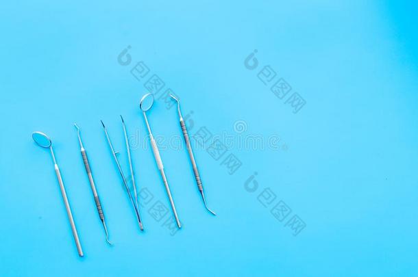 牙科医生工具.牙齿护理,牙齿的健康状况观念.蓝色背景
