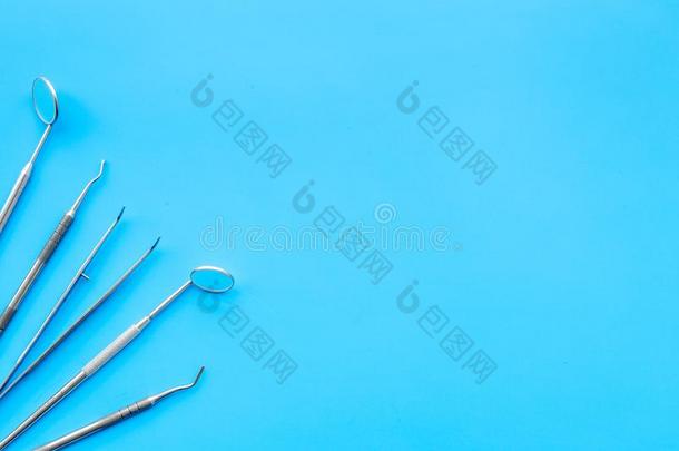 牙科医生工具.牙齿护理,牙齿的健康状况观念.蓝色背景