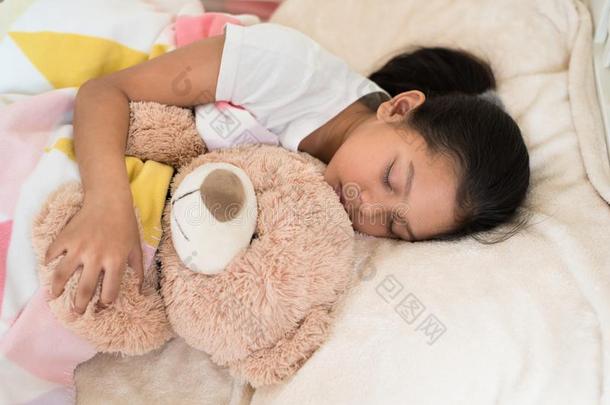 年幼的小的亚洲人女孩睡眠在期间热烈地<strong>拥抱</strong>妇女连衫衬裤熊