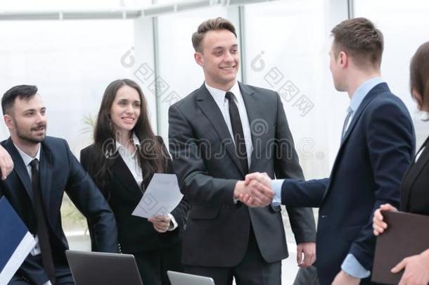 握手商业舞伴在一会议采用指已提到的人办公室