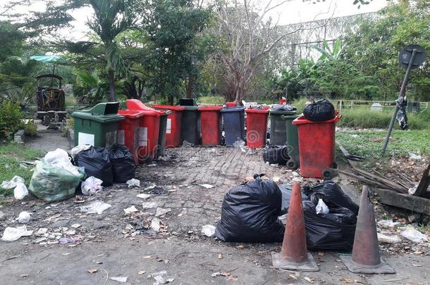 塑料制品垃圾桶和垃圾采用花园公众的公园