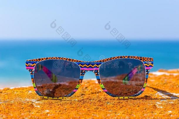 富有色彩的太阳镜和蓝色海