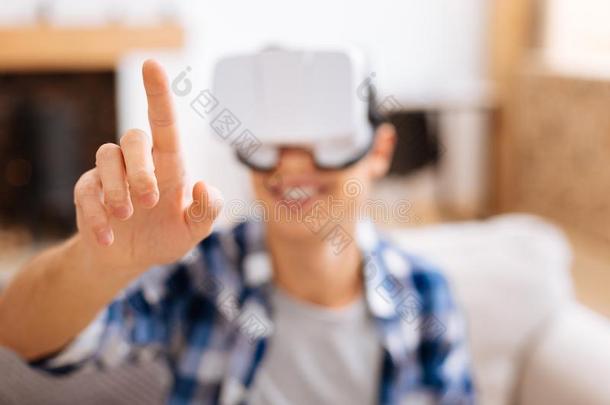 微笑的青少年使人疲乏的一VirtualReality虚拟现实he一dset