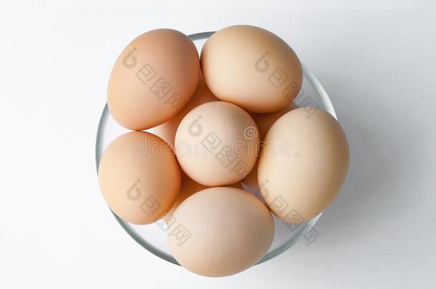 棕色的<strong>母鸡</strong>卵采用玻璃碗向白色的表.新鲜的农场主`英文字母表的第19个字<strong>母鸡</strong>蛋.