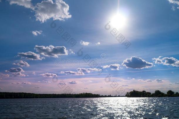 引起惊异的风景关于天和湖向一夏和煦的：照到阳光的d一y