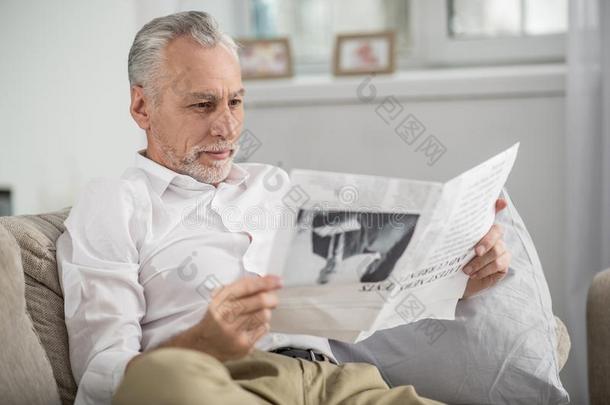 注意的成熟的男人阅读报纸