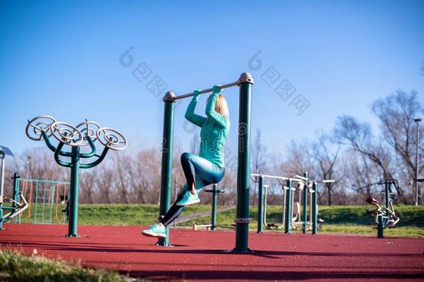 女人锻炼向有关运动的器具采用公园