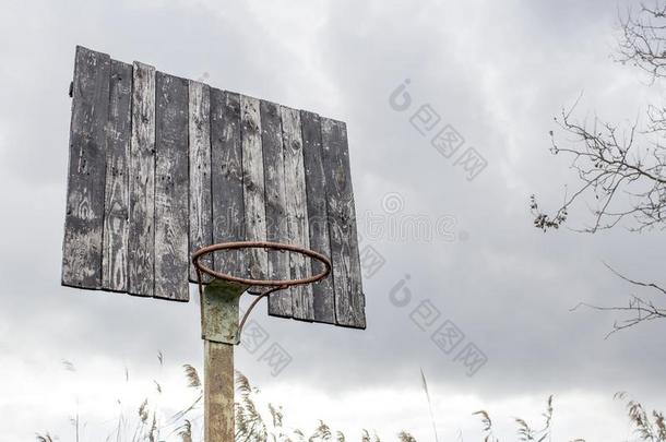 老的篮球篮板和篮.无人居住的篮球背板