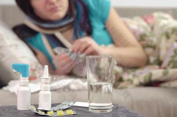 药片,喷和水向指已提到的人椅子和年幼的恶心的女人拿