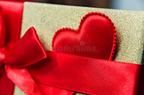 赠品盒和红色的弓和红色的心.赠品和爱