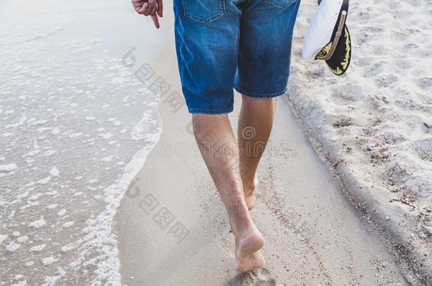 男人步态向指已提到的人海海滩