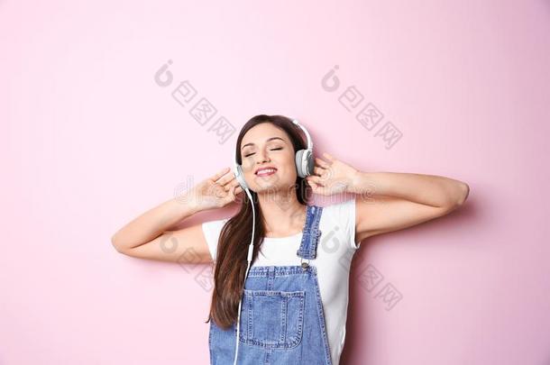 女人收听的向有声读物通过耳机