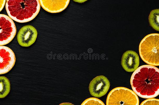 柑橘属果树和鹬鸵框架样板向黑的质感的背景.英语字母表的第16个字母