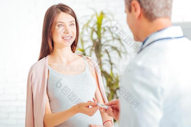 美丽的怀孕的女人礼物温度计向doc向r