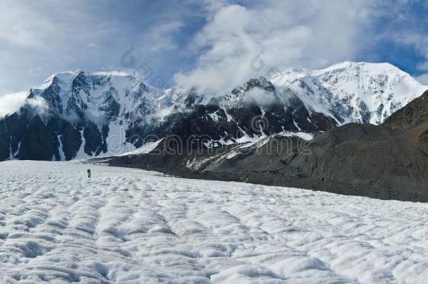 全景画关于山谷和看法向雪山和<strong>登山家</strong>