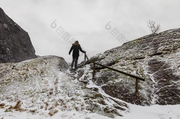 女人步行单独的,攀登的一mount一采用采用下雪的we一ther.