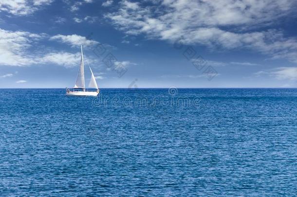 快艇帆船.快艇帆船帆船运动单独的向镇定的蓝色海warmair热空气