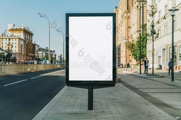 垂直的空白的灼热的广告牌向指已提到的人城市大街.采用指已提到的人背