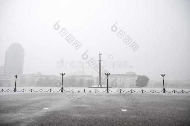 一重的雨向指已提到的人路堤关于新罗西斯克.重的雨