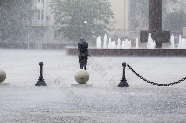 一重的雨向指已提到的人路堤关于新罗西斯克.重的雨