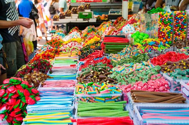 客户挑选糖果从柜台和各式各样的富有色彩的differential微分