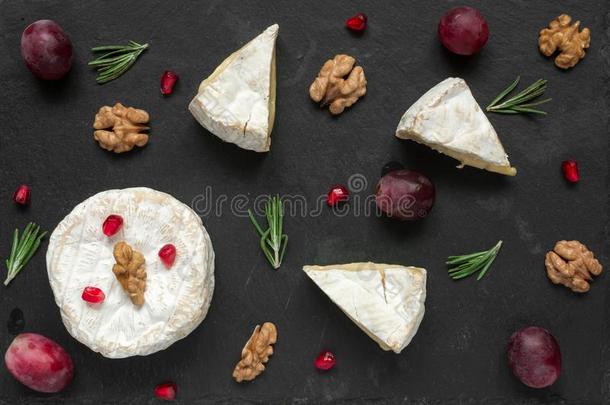作品关于法国Camembert村所产的软质乳酪或法国布里<strong>白</strong>乳酪奶酪和葡萄,胡桃,便壶