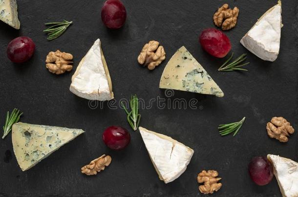 法国C一membert村所产的软质乳酪或法国布里<strong>白</strong>乳酪和蓝色奶酪部分和葡萄,胡桃,一