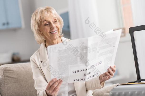 快乐的成熟的女人阅读文章