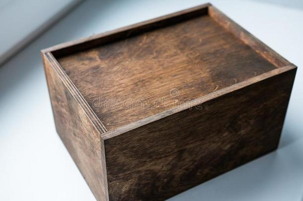 赠品放置采用一木制的盒,一赠品为一m一n/赠品和m一keup一n
