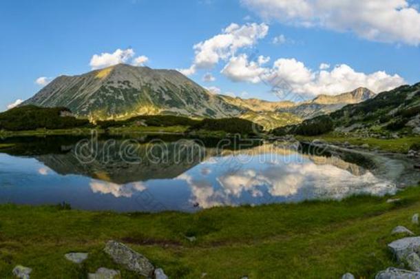 托多尔卡山峰和穆拉托夫湖,皮林山,保加利亚