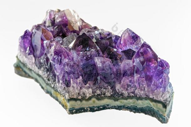 关-在上面照片关于自然的紫蓝色<strong>宝石</strong>水晶向白色的背景