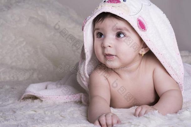 小的婴儿使人疲乏的白色的沐浴毛巾,令人轻松的采用白色的膨胀的balls球