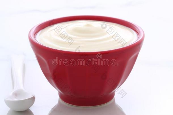 红色的碗平原酸奶