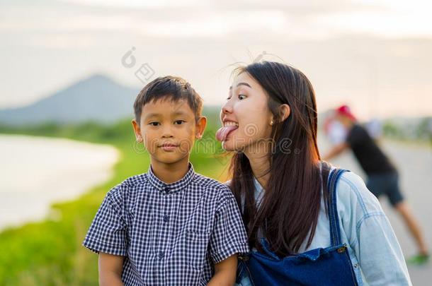 <strong>男孩</strong>和女孩aux.用以构成完成式及完成式的<strong>不</strong>定式戏弄的每别的,指已提到的人<strong>男孩不开心</strong>的和