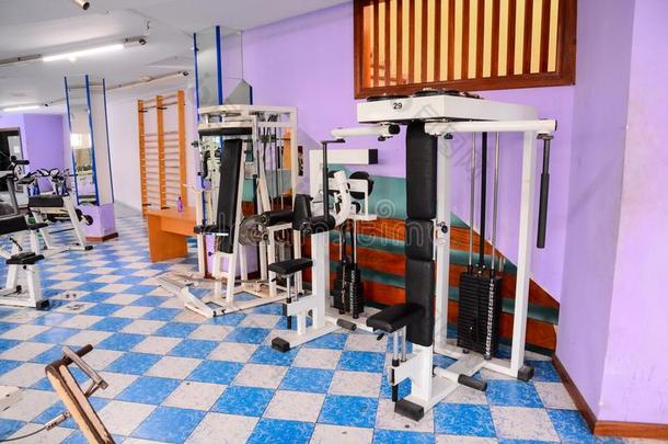 设备和机器在指已提到的人空的现代的健身房房间