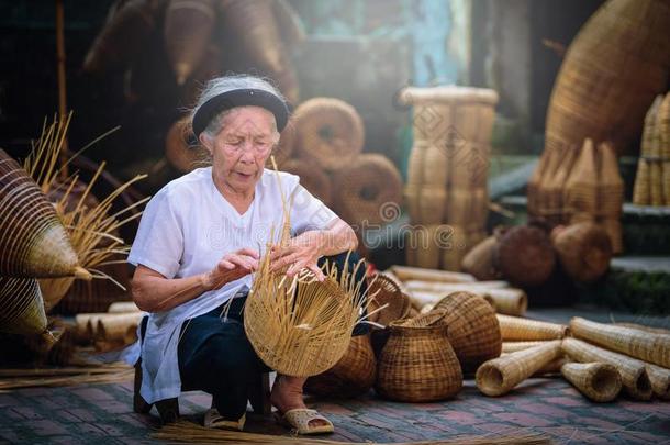 <strong>越南</strong>人渔夫是做篮筐类为捕鱼设备在