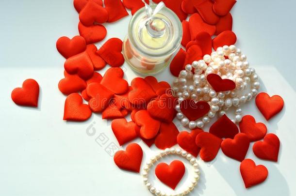 红色的心和<strong>珍珠浪漫</strong>的