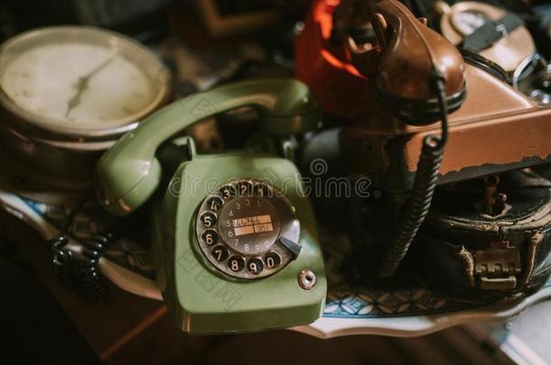 历史的老的酿酒的电话向古老的商店