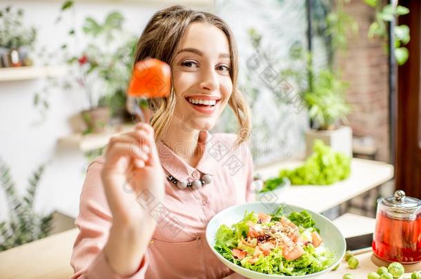 女人吃很<strong>好食</strong>物在室内