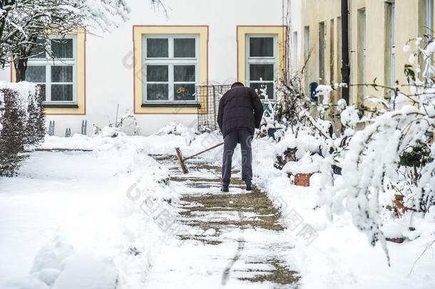 男人彻底的雪从指已提到的人人行道