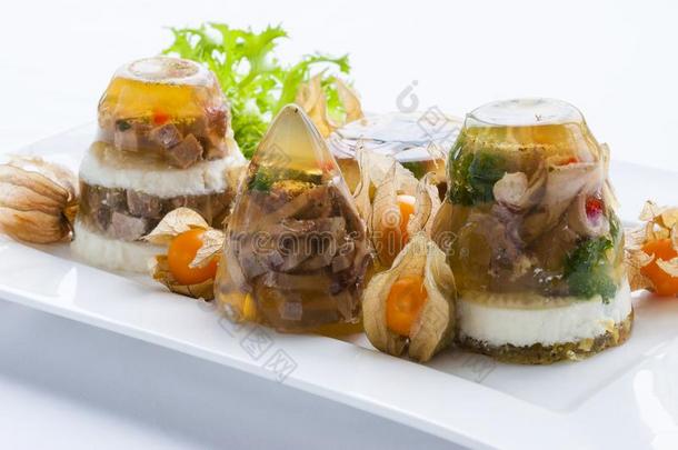 装饰食物.花色肉冻寒冷的盘和肉,果冻,蔬菜,Greece希腊