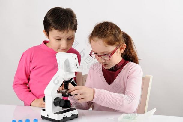 女生和现代的显微镜