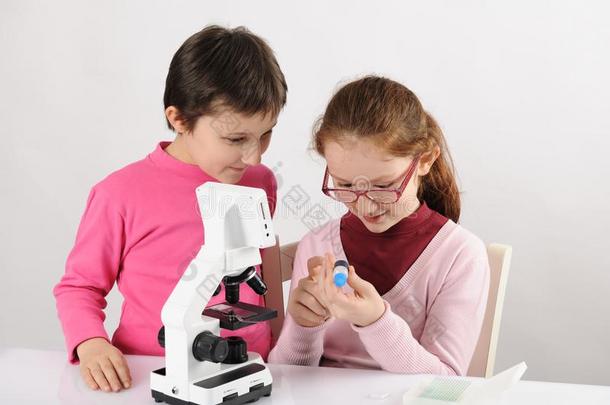 女生和现代的显微镜