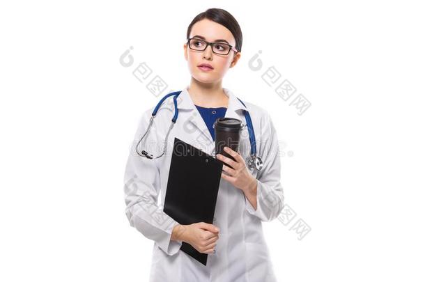 年幼的女人医生和听诊器佃户租种的土地有纸夹的笔记板和杯子关于