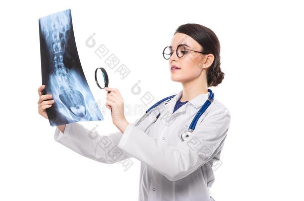 年幼的女人医生和听诊器有样子的在字母x-射线制造诊断