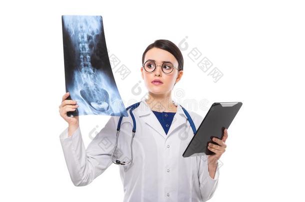 年幼的女人医生和听诊器有样子的在字母x-射线制造诊断