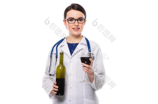 年幼的<strong>女</strong>人医生和听诊器提议葡萄酒采用白色的<strong>单身</strong>汉