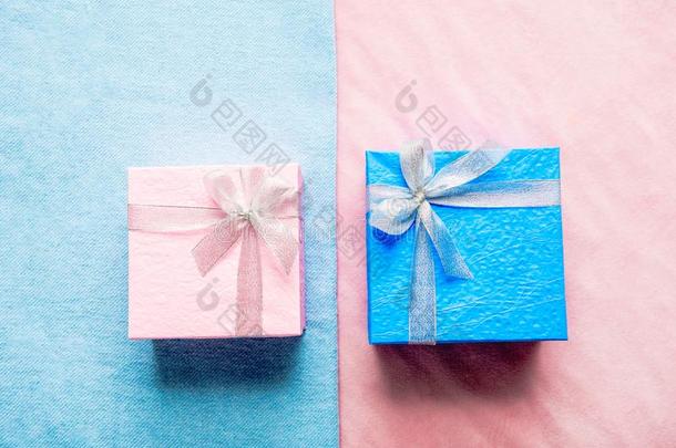 蓝色和粉红色的礼物找出向小块地毯